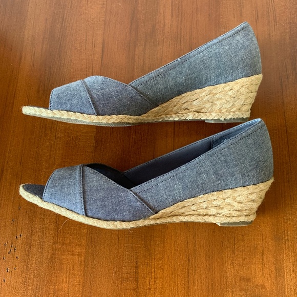 Cute denim “Lindsey” wedges by Coach and Four Sz 9 NWB - Picture 7 of 9